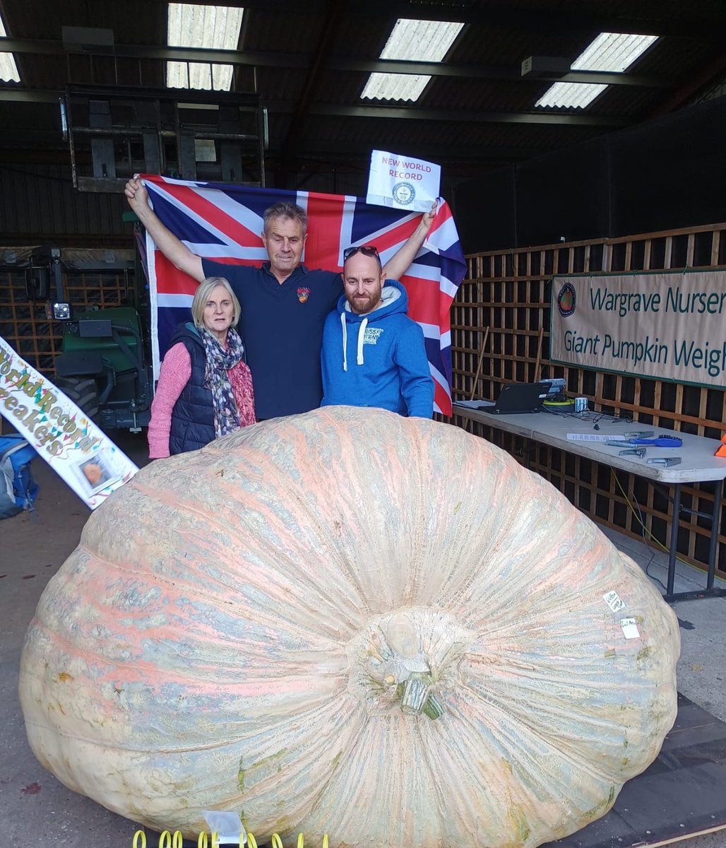 HOMESUPERSTORE's tweet photo. Guinness World Record The Heaviest Pumpkin 1278.8kg / 2819.8 lbs also the Largest Pumpkin by Circumference 649.8 cm 
Massive well done to I &amp; S Paton from Lymington Hampshire UK 💪👏👏
@GWR
@BBCNews @BBCRadioSolent 
#hampshire #Lymington https://t.co/vAeTyXOgdT