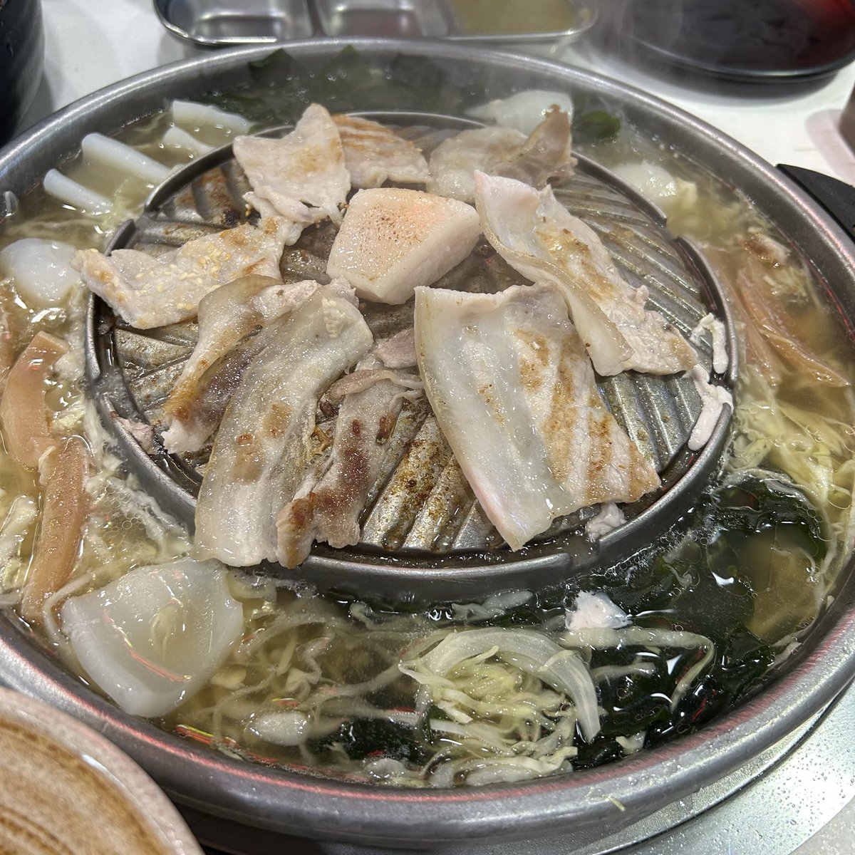 จับเธอมาปิ้ง พลิกไปพลิกมา
ย่างเธอจนเกรียมน้ำมันหยดซู่ซ่า
คุณหมูจ๋า ฉันสัญญาจะเคี้ยวเธอเบา ๆ >_<