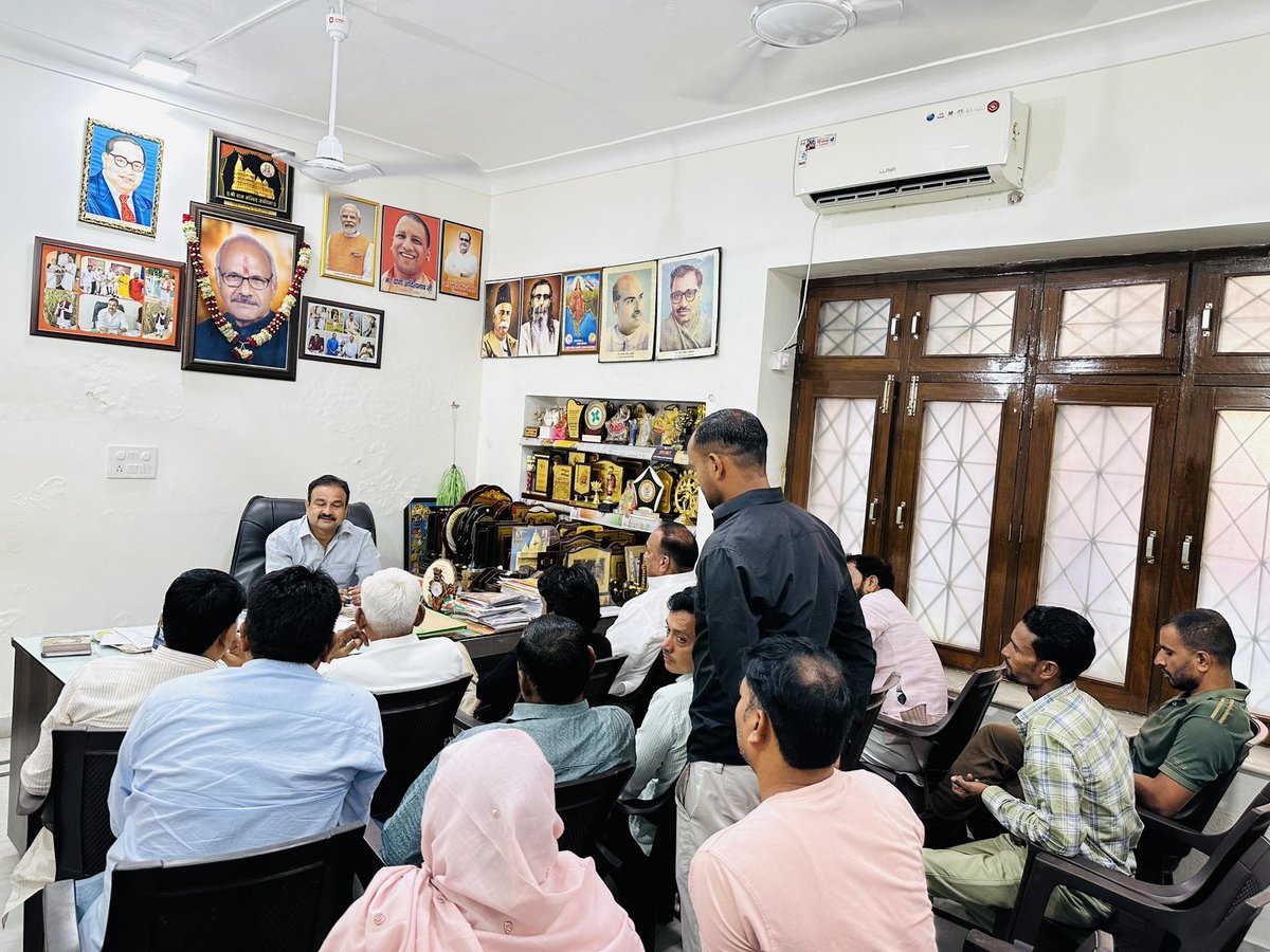 जनसेवा ही जीवन का लक्ष्य है।
आज जनता दर्शन कार्यक्रम में आम जनमानस से भेंट कर उनकी समस्याओं को सुना एवं संबंधित अधिकारियों को त्वरित निराकरण हेतु निर्देशित किया।

#MLA_Rampur_Maniharan
<a href="/BJP4India/">BJP</a>  <a href="/BJP4UP/">BJP Uttar Pradesh</a>