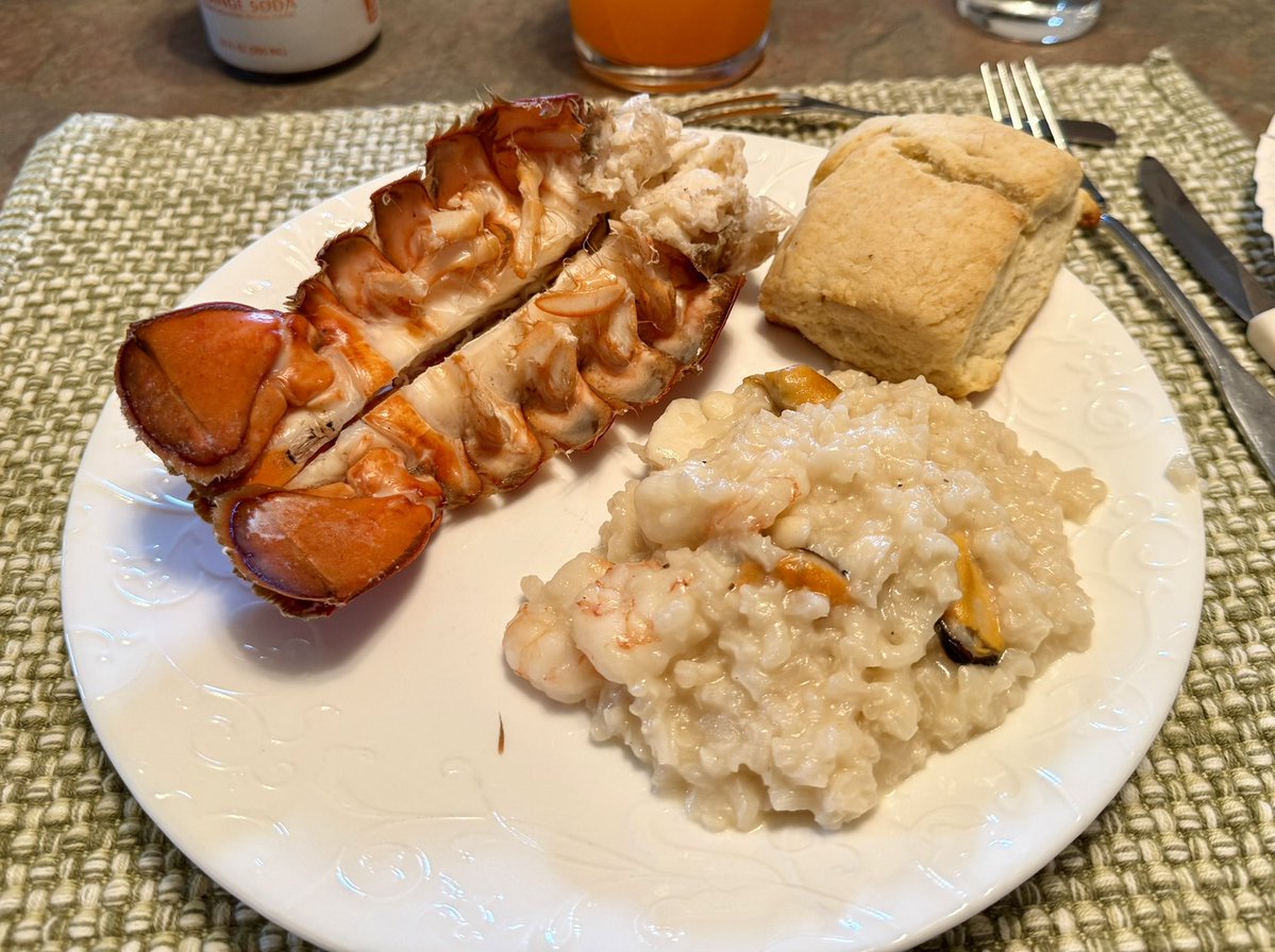 oldjedicz's tweet image. Leftovers again: what goes with leftover seafood risotto?
The freezer said lobster tail. It worked out well.