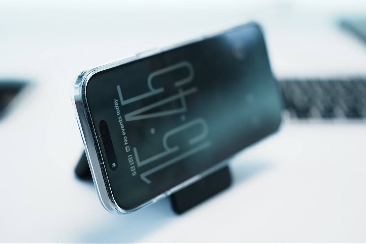 Over50GG's tweet image. MOFTのカードケース＋スタンドが届いた😊8in1と比べると大きさの厚みも一回り大きい🧐縦置きはいい感じだけど横置きは角度が急過ぎてイマイチかも🤔
#MOFT