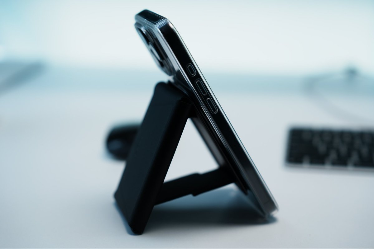 Over50GG's tweet image. MOFTのカードケース＋スタンドが届いた😊8in1と比べると大きさの厚みも一回り大きい🧐縦置きはいい感じだけど横置きは角度が急過ぎてイマイチかも🤔
#MOFT