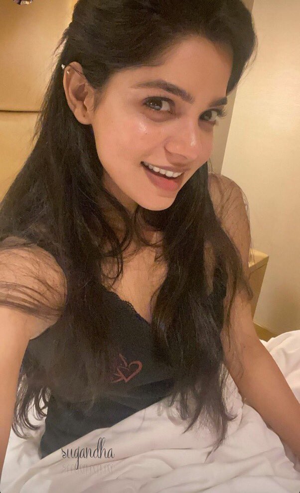 adtomaros's tweet photo. @Queensugandha तेरी अदाओं का नशा
रगों में दौड़ जाता है,
तेरी खूबसूरती का जादू
रूह तक चढ़ जाता है।
❤️❤️🔥🔥💋❤️❤️
अल्हड़ अनाड़ी शायर✍️
#ExtraBold #BeautifulQueen #KillerStyle
Have a romantic Sunday https://t.co/u2GWf109cc