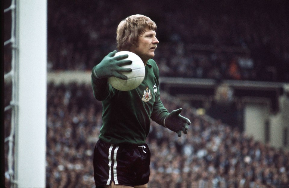 TFMick1892's tweet image. Willie McFaul - blonde, Irish goalie in a plain green shirt with the city crest embroidered on it standing in the Leazes End goal as his mates kicked down the slop to the Gallowgate. Me and pals in parkas and B&amp;amp;W bobble hats down the front. A treasured childhood memory 🏁