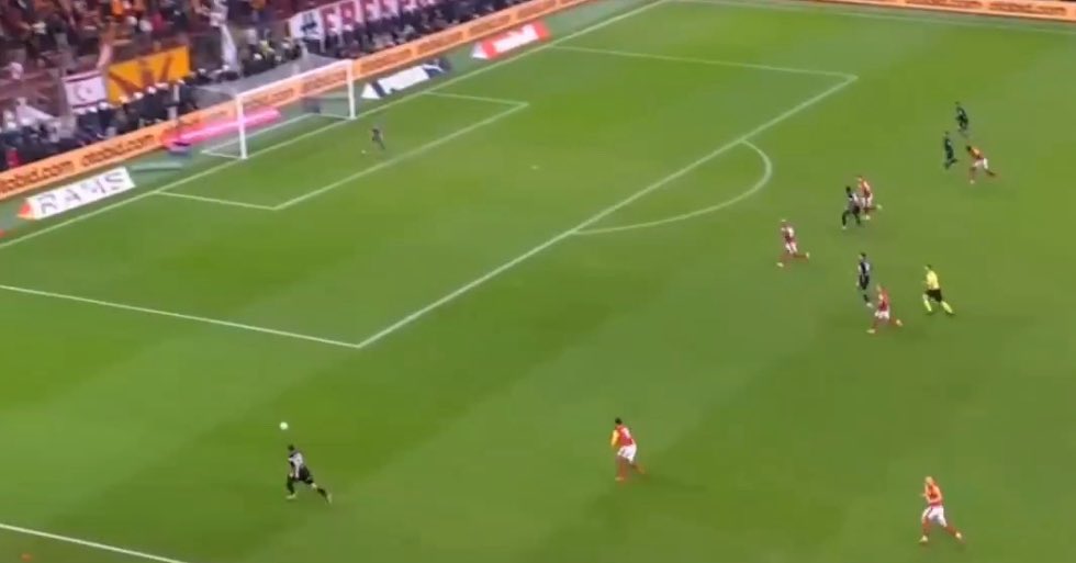 90+4 maç 1-1 son pozisyon, ceza sahasına koşu yapan 4 oyuncumuz var. Şu pozisyonda ters ayağıyla dürtüp topla birlikte auta çıktı.