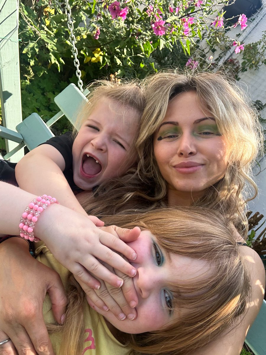 SaraONeillArt's tweet image. My Pudding was five this week. Five going on 15 or 75, I’m not sure which. Iconic either way and a dab hand with the aul eyeliner 💕#Niece #Nephew #AuntieWawa