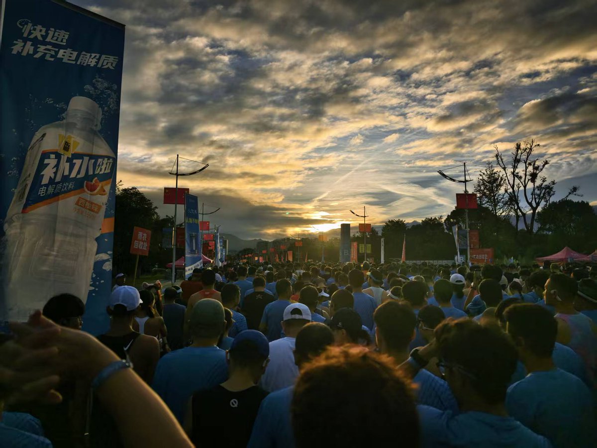 跑了一个马  拿了一个牌