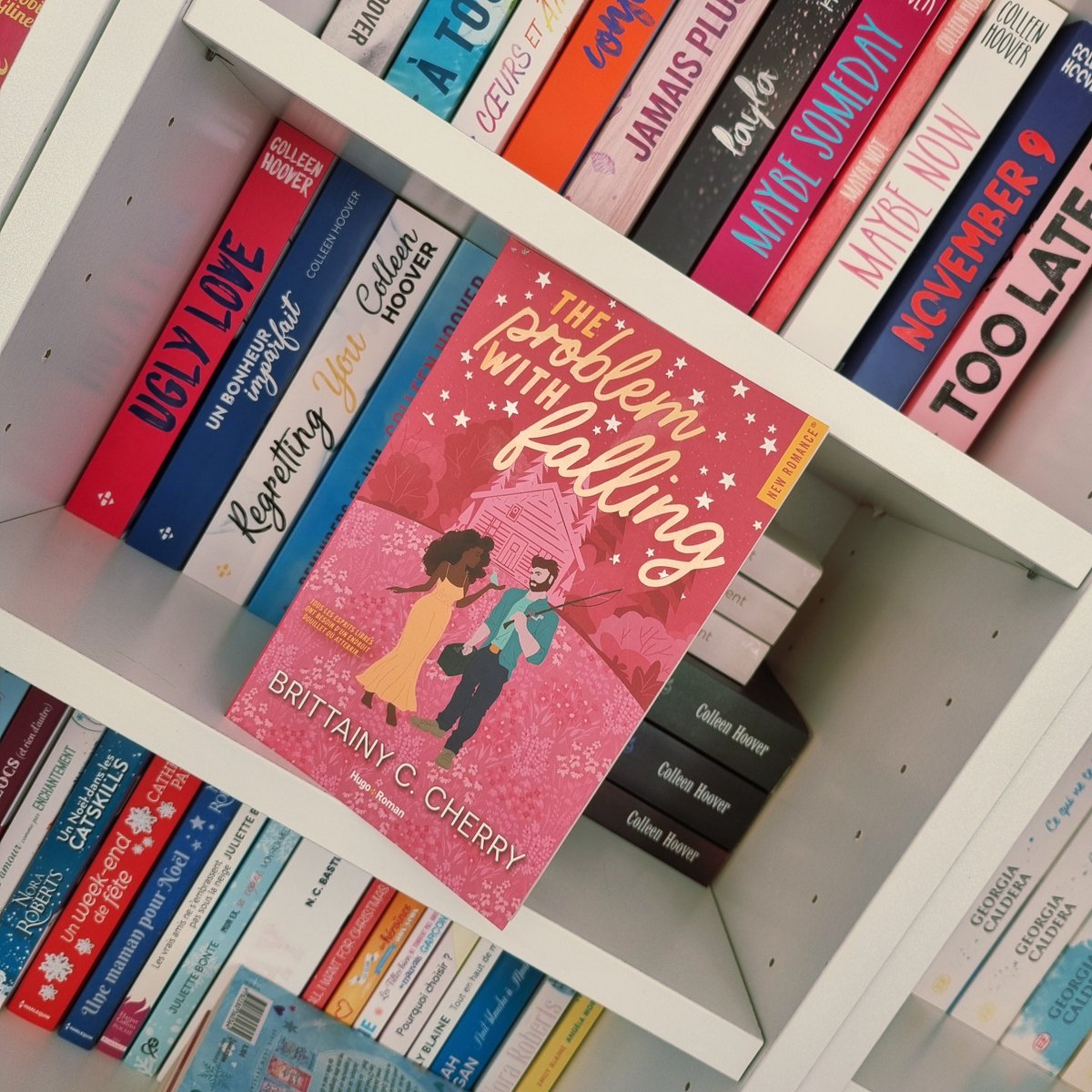 #Chronique sur le roman The Problem with falling de Brittainy C. Cherry chez <a href="/HugoNewRomance/">Hugo New Romance</a> 📖

Une romance émouvante, portée par des personnages profondément attachants, qui ont su me toucher en plein cœur. 🩷

fifty-shades-darker.fr/2025/10/the-pr…