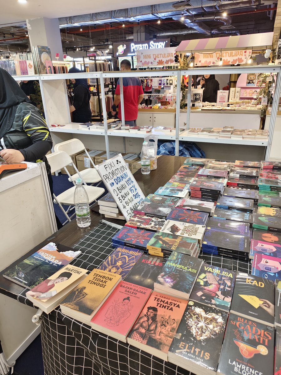 Wakil Jilid melawat booth <a href="/BukuFixi/">Buku Fixi</a> Pesta Buku Sarawak