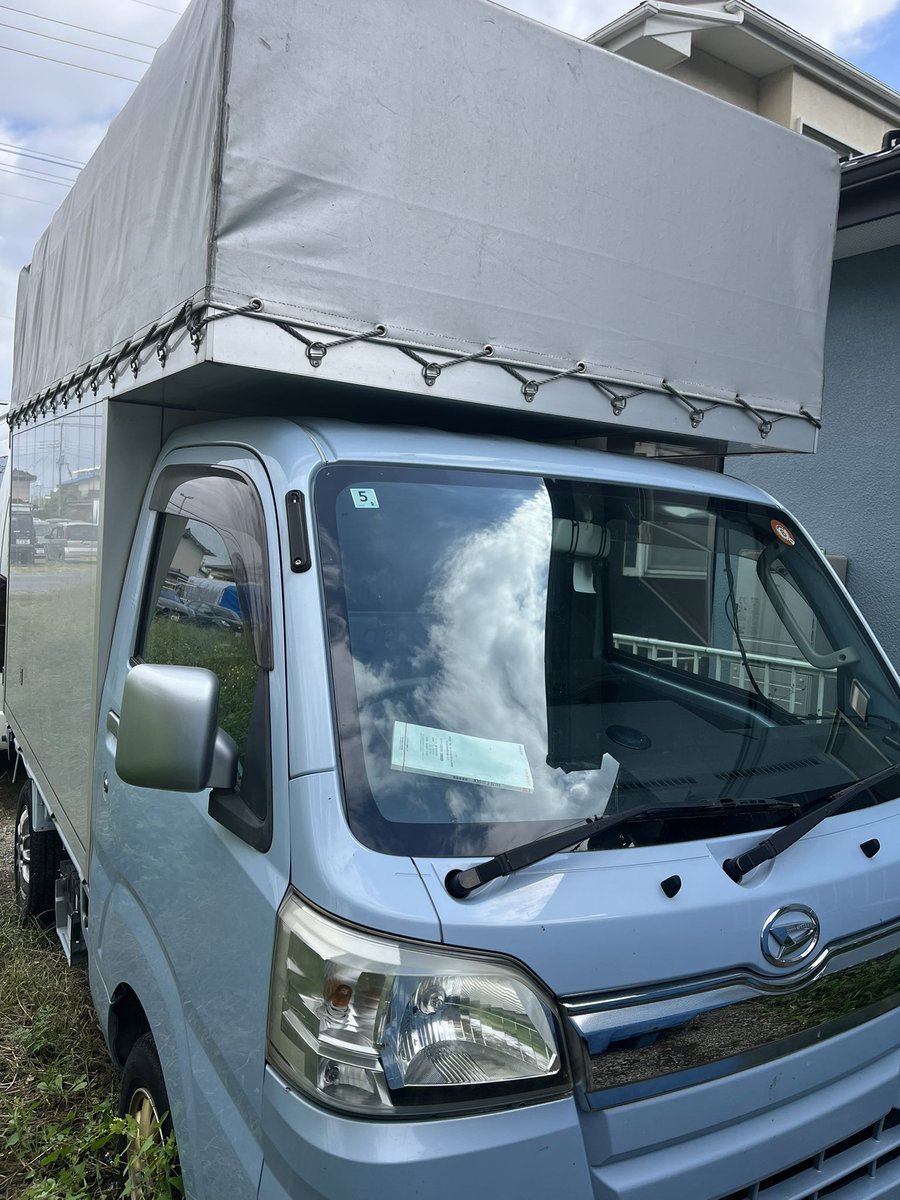 aotoraffic's tweet photo. 25万㌔で動かなくなってしまいました。
エンジン載せ替えでも使いたいという方がいらっしゃったので、お引き渡しです。
次の車を緊急で仕入れたため、残念ながらアオいトラでは今後なくなってしまいますが、軽バン→高幌車→高幌車の三代目アオトラをよろしくお願い致します。 https://t.co/SpDEgqUWf1