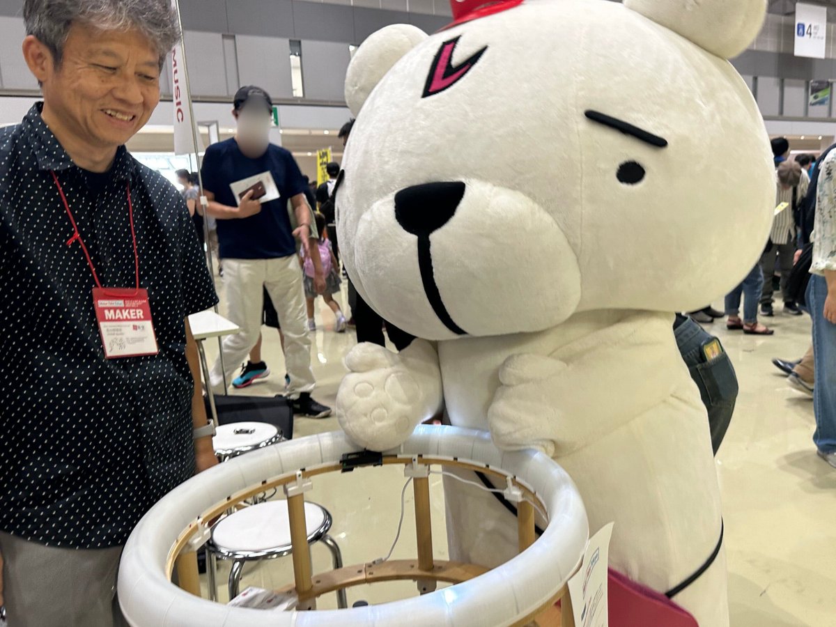 reco_info_e's tweet photo. 🤖Maker Faire Tokyo 2025 2日目開催中🤖

#レコチョクマ が色々なブースにお邪魔させていただきました！✨
快く一緒に写真を撮ってくださりありがとうございます！

🐻「ワクワクする体験が沢山できて楽しいクマ〜」

#MFTokyo2025 #新しい音楽体験研究所 #レコチョク #MakerFaireTokyo https://t.co/SuPuyX0U4N