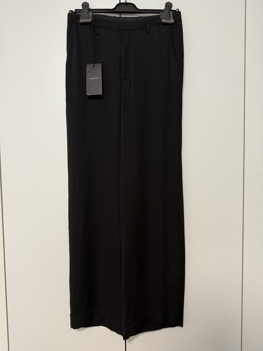 Chibikko_55's tweet image. 4/4 これで最後。デニムパンツとシルクパンツ

ホースビットがついたパンツがいくつかあったけど、どれか一つは欲しいなぁと思っていちばん使いやすいデニムに。ベルト部分にレザーパッチが。
シルクパンツは吊ってると良さがわかんなかもだけど、履くとキレイだったよ。
#Gucci #Demna