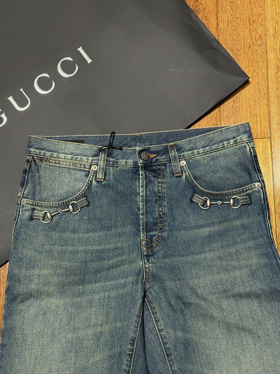 Chibikko_55's tweet image. 4/4 これで最後。デニムパンツとシルクパンツ

ホースビットがついたパンツがいくつかあったけど、どれか一つは欲しいなぁと思っていちばん使いやすいデニムに。ベルト部分にレザーパッチが。
シルクパンツは吊ってると良さがわかんなかもだけど、履くとキレイだったよ。
#Gucci #Demna