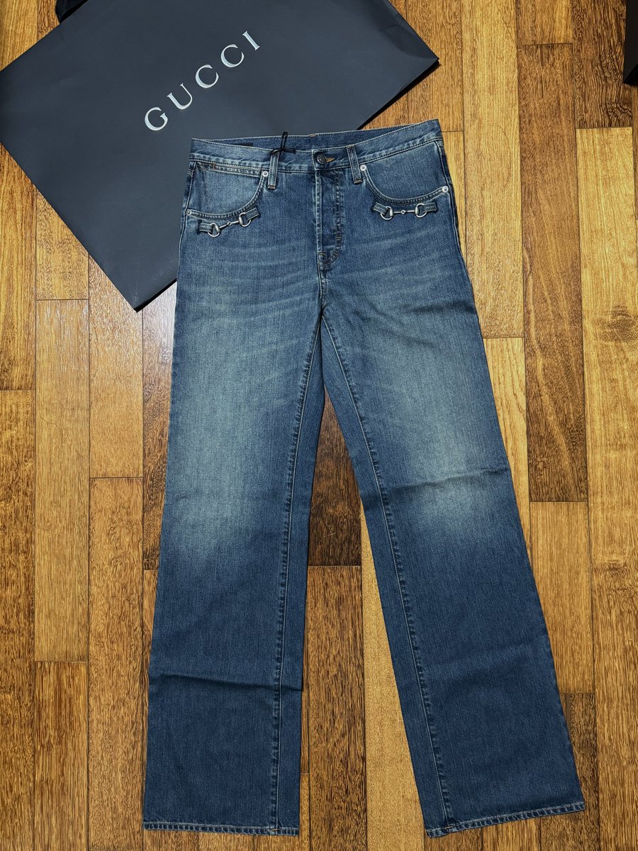 Chibikko_55's tweet image. 4/4 これで最後。デニムパンツとシルクパンツ

ホースビットがついたパンツがいくつかあったけど、どれか一つは欲しいなぁと思っていちばん使いやすいデニムに。ベルト部分にレザーパッチが。
シルクパンツは吊ってると良さがわかんなかもだけど、履くとキレイだったよ。
#Gucci #Demna