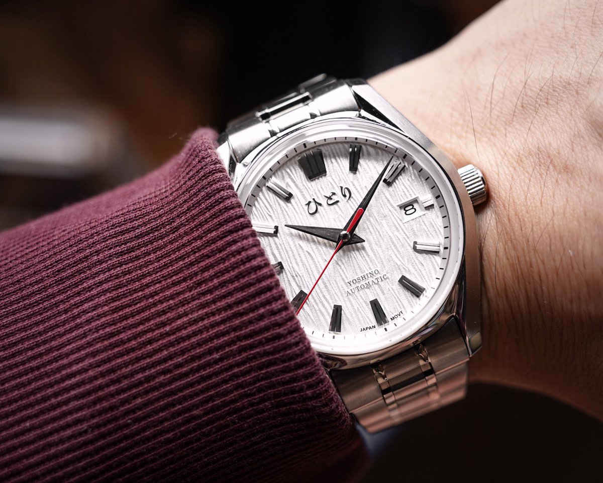 Paired with the original Yoshino handset, the 真紅一線 edition captures a balance between purity and pulse, between silence and movement—a quiet expression of grace shaped for those who see beauty in restraint.