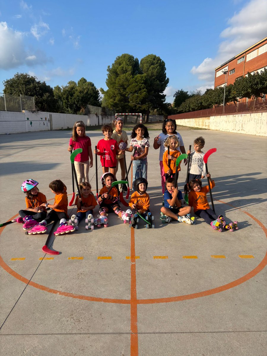 HoqueiValls's tweet photo. Primer entrenament d’hoquei patins a l’extraescolar del Baltasar Segú

L’activitat neix amb la voluntat d’apropar l’hoquei a nous infants i afavorir que aquesta disciplina continuï arrelada a Valls. 

@elsBaltis 
@Dipta_cat 
@FCPatinatge 
@patronatdesport https://t.co/d9572uiFfj