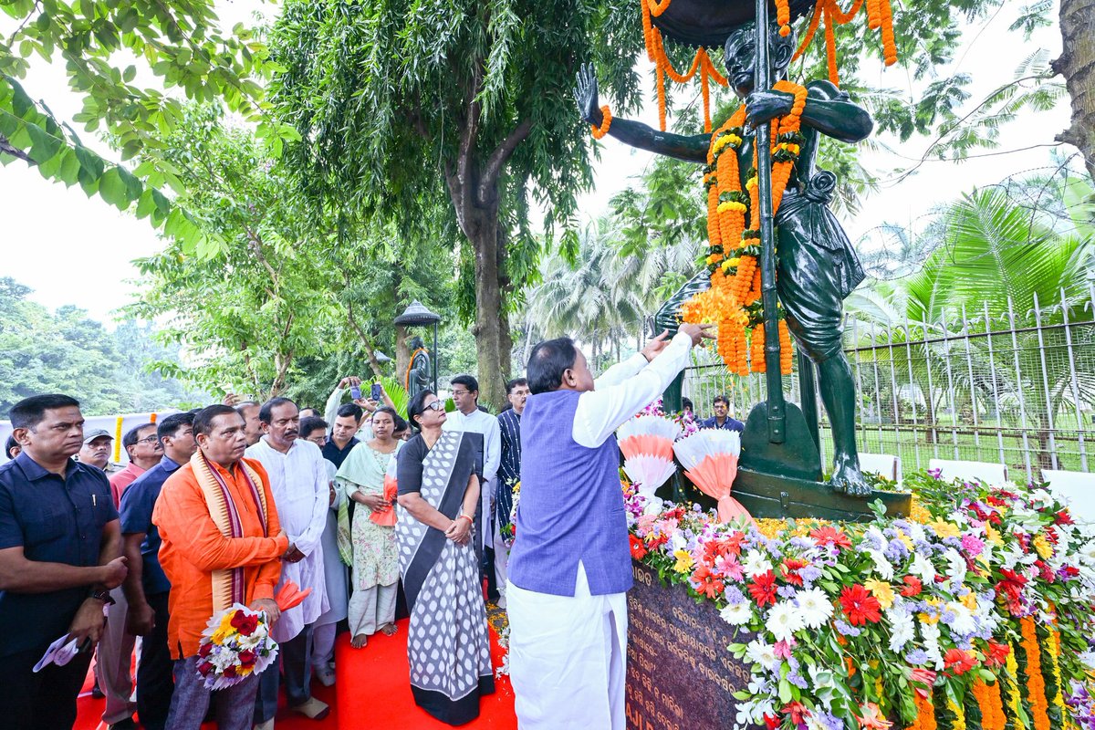 MohanMOdisha's tweet photo. ଆଜି ସର୍ବକନିଷ୍ଠ ସ୍ଵାଧୀନତା ସଂଗ୍ରାମୀ ଶହୀଦ ବୀର ବାଜି ରାଉତଙ୍କ ଜନ୍ମ ଶତ ବାର୍��ିକୀ ଅବସରରେ ବିଧାନସଭା ପରିସରରେ ତାଙ୍କ ପ୍ରତିମୂର୍ତ୍ତିରେ ଶ୍ରଦ୍ଧା ସୁମନ ଅର୍ପଣ କରି ଭକ୍ତିପୂତ ଶ୍ରଦ୍ଧାଞ୍ଜଳି ଜଣାଇଲି।

ଦେଶପାଇଁ ନିଜ ଜୀବନକୁ ଉତ୍ସର୍ଗ କରି ନିଜର ତ୍ୟାଗ, ବଳିଦାନ ଓ ଦେଶପ୍ରେମ ପାଇଁ ଓଡ଼ିଶାକୁ ଗୌରବାନ୍ଵିତ କରିବାରେ ଶହୀଦ ବାଜି ରାଉତଙ୍କର ସ୍ଥାନ ସ୍ଵତନ୍ତ୍ର ଏବଂ ଅନନ୍ୟ।