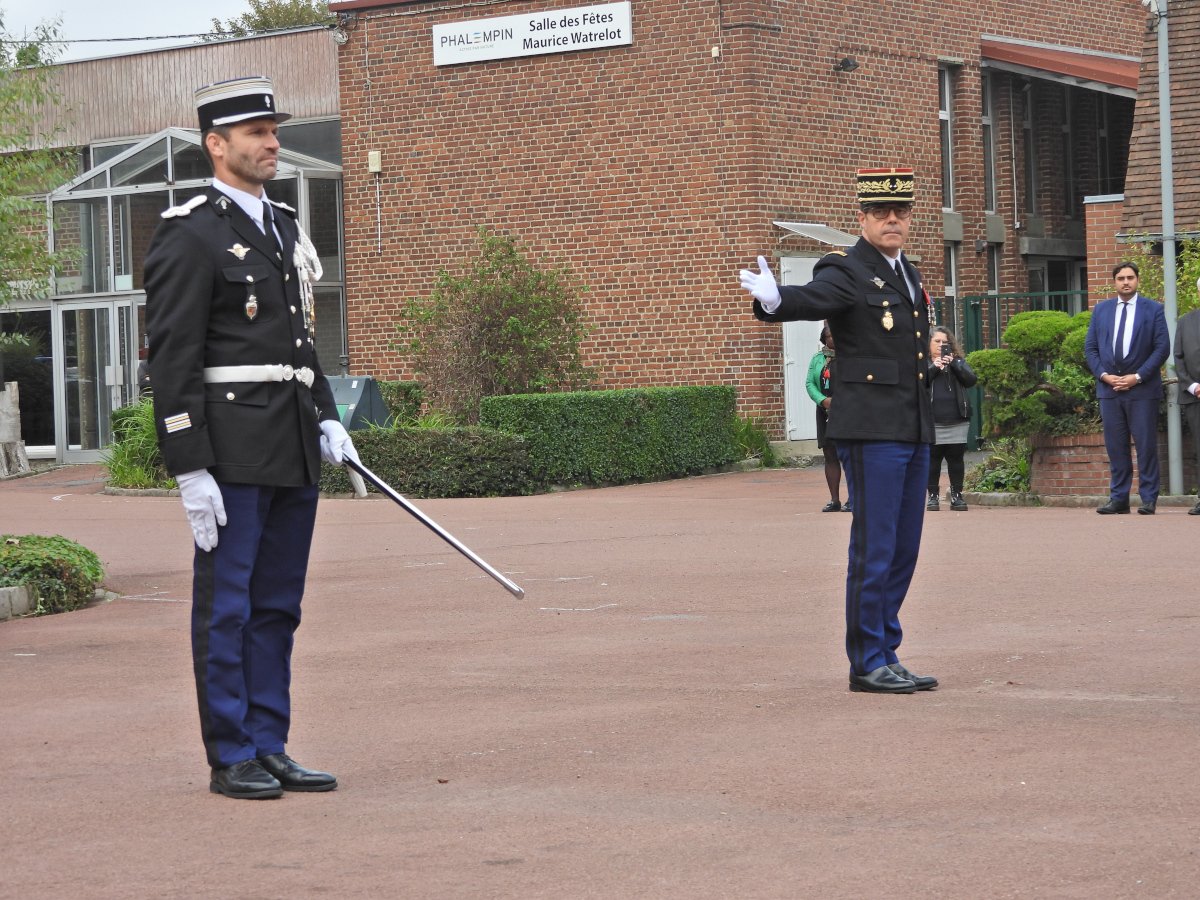 👮‍♂️[PRISES DE COMMANDEMENT]👮‍♂️

3️⃣ nouveaux commandants de compagnies sont affectés depuis cet été dans le GGD59 : 

▶️ Le CEN Sacha DAMM (CAMBRAI). 
▶️ Le CEN Basile BOUTE (HAZEBROUCK). 
▶️ Le LCL Cédric DEUWEL (LILLE). 

👏 Nous sommes fiers de les accueillir.