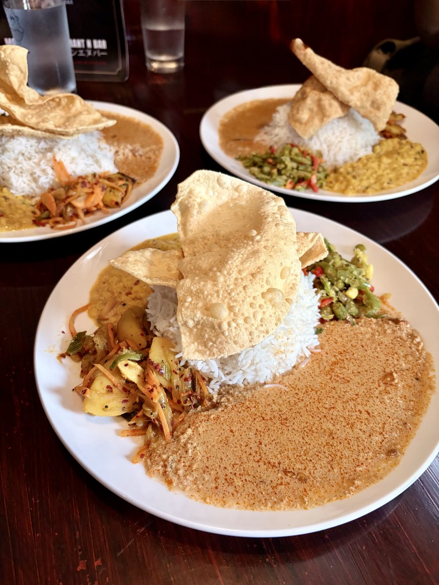 rukanoaJAPAN's tweet image. 久しぶりに誰かと楽しく食事したかったんです
レジェンド氏、コットゥねえさん
いつも構ってくれてありがとう

見た目に美しいライス&amp;amp;カレーのセット
スリランカでは珍しい挽肉カレー入り
他、別皿でオムレツカレー、スープ、サラダ、ワタラッパンまで付いて1,200円

#MONARCHY 
#モナーチ🇱🇰@印西市