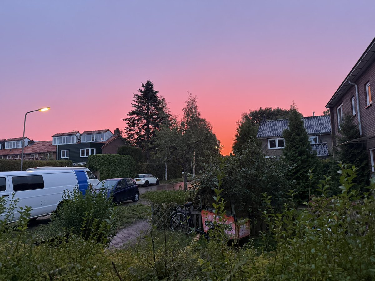 ا أجمل أن نستيقظ على يقين بأن الحياة ليست دائماً على مقاس أمانينا لكنها على مقاس رحمة الله بنا
نحن نطلب ونتمنى ونسعى بكل ما في قلوبنا من شوق غير أن هناك يدًا خفية تدير الأمر بحكمة أعظم من معرفتنا
قد نحزن حين لا يتحقق ما خططنا له ونظن أن الطريق قد انغلق بينما الحقيقة أن الله يفتح