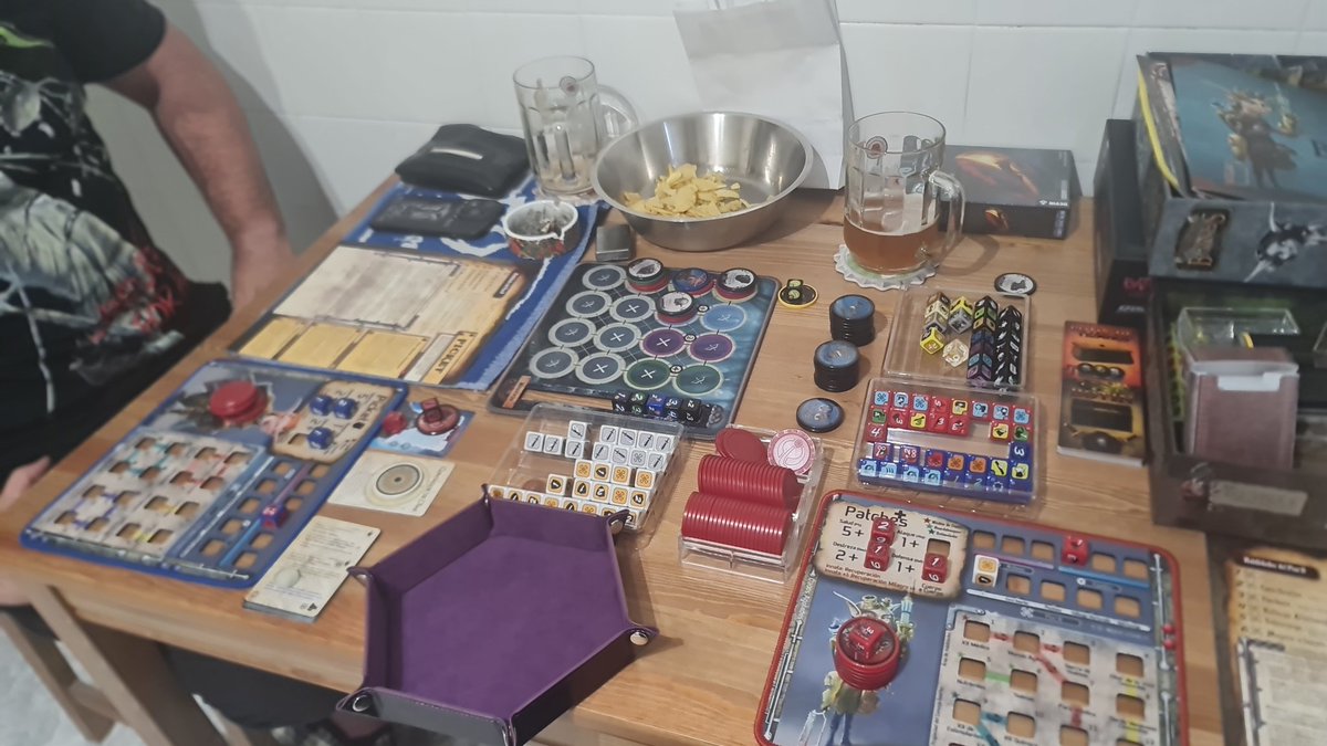 ras7pu's tweet photo. Tarde/noche de vicio extremo al Too Many Bones en compañia de @John_Cuervo_
Nos han dado por todos lados...pero ahora sí que podemos decir orgullosos que sabemos jugar bien!! 
@chiptheorygames 
@playsdgames 
#boardgames 
#toomanybones 
#dados https://t.co/BkDySsIoO8