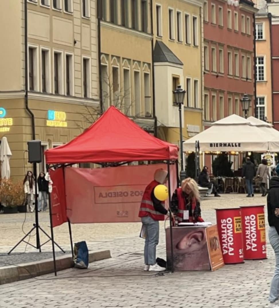 Wyzwanie przy niedzieli! Sprawdźcie gdzie dziś stoją SOSy zbierające na referendum, następnie spacer w wybrane miejsce. Jak będziecie mieli szczęście i ktoś tam będzie (często nie ma ekip) to poobserwujcie jak idzie to zbieranie podpisów (często przez 10, 15 min nikogo).😅 Miłego