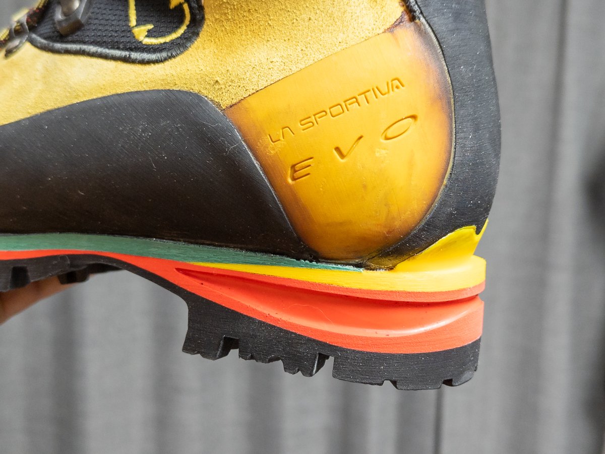 これ４年前に自分の靴もなりました。気がついたらミッドソールがボロボロに。ソールからランドラバーまでまるっと張り替えてもらったら、靴が新品の輝きを取り戻しました。

←修理前　　修理後→