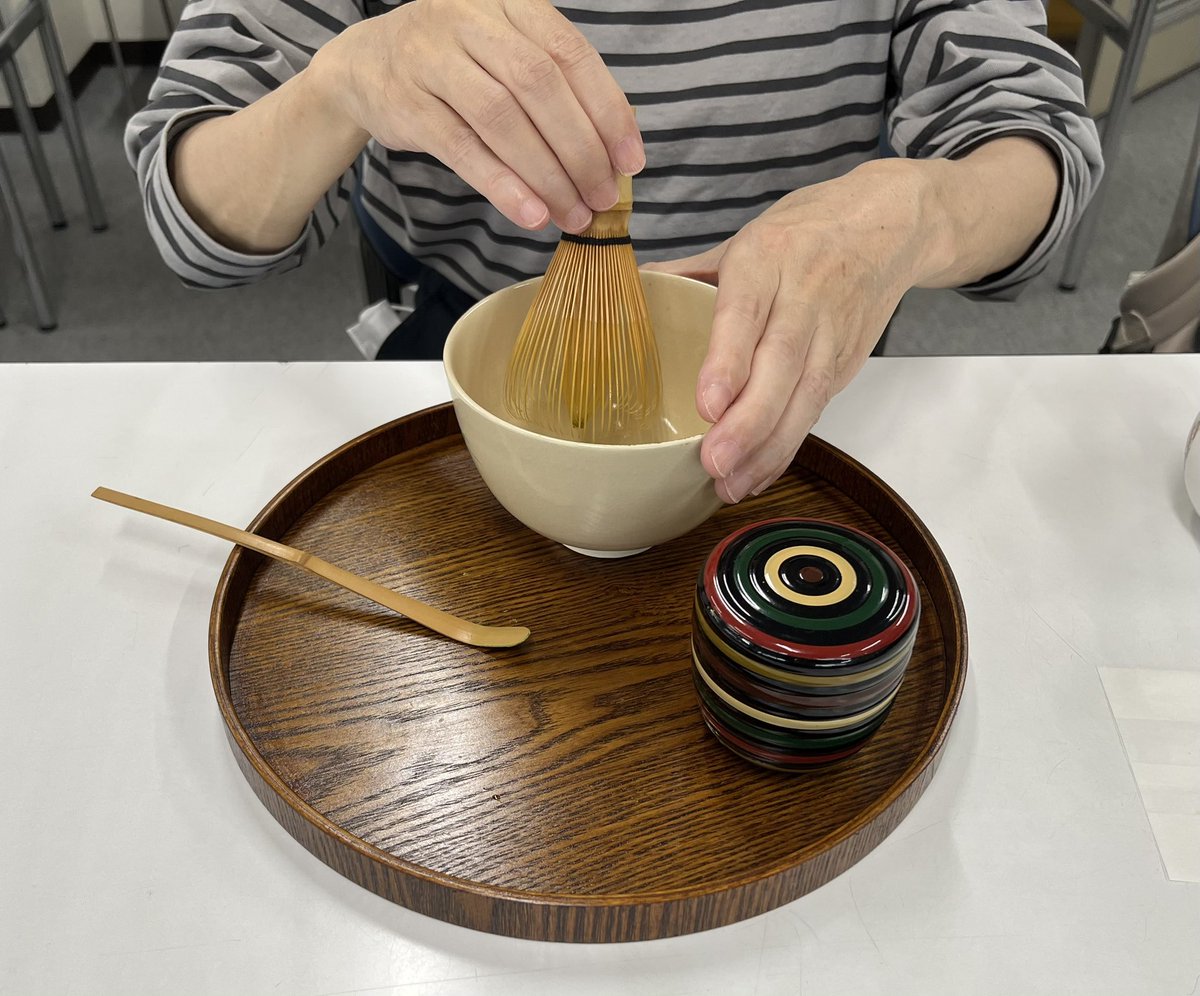 kamesikyo's tweet photo. 私達が参加する学習会などの補助や支援で、普段お世話になっている『虹の会』の会員さんに講師になっていただき、【お茶を楽しむ会】を開催しました

抹茶を立てる体験をし、立てたお茶をお菓子と共にいただきました

茶道具を触れる体験もしました

ゆったりと楽しい時間を過ごしました

#視覚障害 https://t.co/kslyomtUK4