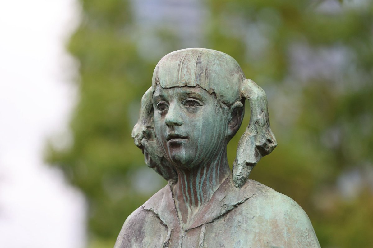 中原平和公園のブロンズ像「希望」。ツインテール少女です。