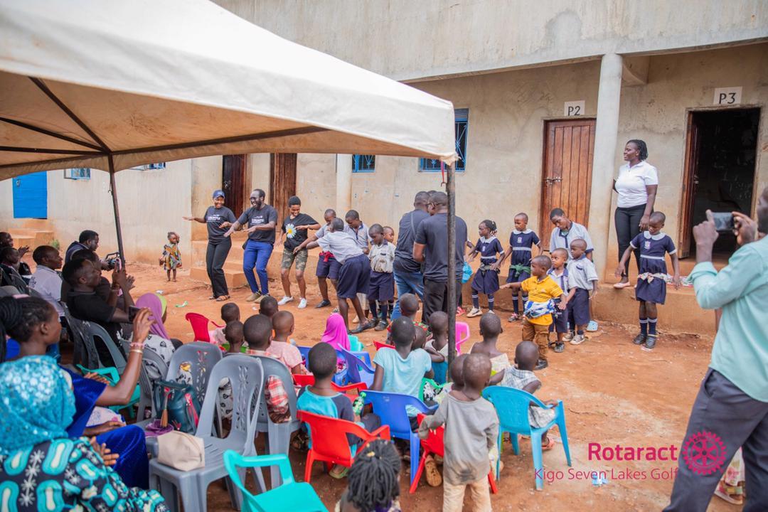 Rac7lakeskigo's tweet photo. PHOTOS: As part of our day’s activities, we celebrated inclusivity and diversity through a joyful performance with the pupils of Wisdom Hub Primary School, Mpigi. Together, we continue to champion a world where every child is seen, supported, and celebrated.
#UbuntuProject #TogetherOneActAtATime #InclusiveEducation