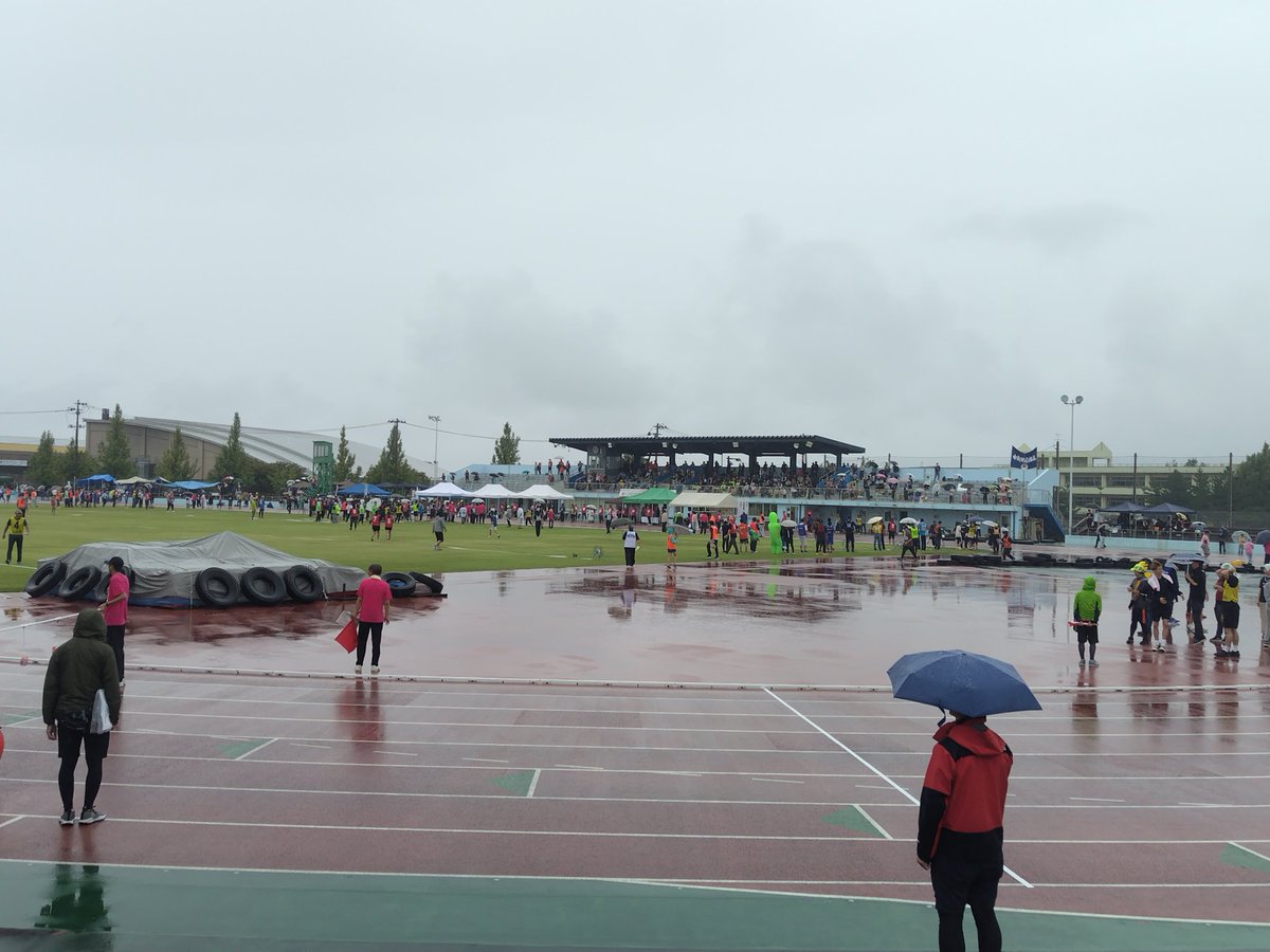雨の中の「パン食い競争」・・・
　誰のための「市民大運動会」なのか?どうしても「パン食い競争」をやりたいならば、午後最初の競技に、種目変更もできたはず。
　この雨の中で1時間以上かけて、「パン食い競争」をやらなければならないのか?　運営責任者の、危機管理能力のなさに不安を感じました。