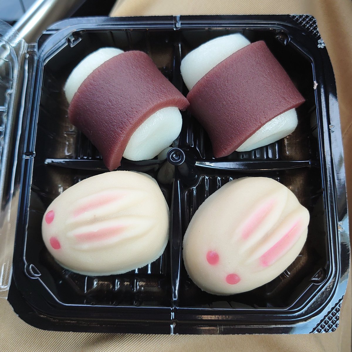 nishimura_tenki's tweet photo. たまにはおやつ食べます。
#うさぎ https://t.co/V7jCUaMNfw