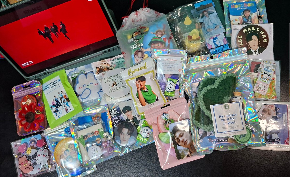 Seperti biasa selalu happy kalo bawa buah tangan dari event kpop tuh 😍

Thank you freebies nya kaka-kaka 🫶🏻
<a href="/mahaenich/">aby💐 | #TASTE</a> <a href="/happyvibeee/">dindin🐰</a> <a href="/idamanrenjun/">sel</a> <a href="/rizqwenzy/">Zhaaa || Mention After DM</a> <a href="/sunnfloowe/">bil ʕ ᵔⰙᵔ⠕ʔ #TASTE</a> <a href="/itsme_nrsyh/">peachyieppyeah</a> <a href="/yellowzonee_/">eL ⋆.˚🦋༘⋆</a> <a href="/sasarengantripp/">TRIP KONSER BANDUNG DEADLINE THE BLAZE 1/9 eaJ</a>