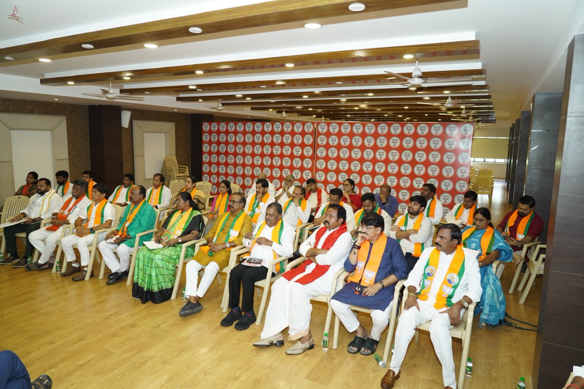 BJP4Telangana's tweet photo. బిజెపి తెలంగాణ రాష్ట్ర కార్యాలయంలో పార్టీ రాష్ట్ర అధ్యక్షులు శ్రీ @N_RamchanderRao గారి అధ్యక్షతన పార్టీ రాష్ట్ర పదాధికారుల సమావేశం నిర్వహించారు. 
ఈ సమావేశంలో రానున్న స్థానిక సంస్థల ఎన్నికల్లో అనుసరించాల్సిన వ్యూహం, పార్టీ బలోపేతం కోసం చేపట్టాల్సిన కార్యక్రమాలు, ప్రజా సమస్యల పరిష్కారం వంటి కీలక అంశాలపై చర్చించి, పార్టీ అత్యధిక స్థానాలు గెలుపొందేలా గ్రామ, మండల, జిల్లాల స్థాయిలో విస్తృత ప్రచార కార్యక్రమాలు చేపట్టాలని నిర్ణయించారు.

ఈ సమావేశంలో కేంద్ర బొగ్గు మరియు గనుల శాఖ మంత్రి శ్రీ @kishanreddybjp గారు, బిజెపి జాతీయ ఉపాధ్యక్షురాలు, ఎంపీ శ్రీమతి @Aruna_DK గారు, బిజెపి తమిళ్ నాడు సహా ప్రభారీ శ్రీ @ReddySudhakar21 గారు, శాసన సభ,మండలి పక్షనేతలు శ్రీ @maheshreddy_bjp గారు, శ్రీ ఏ.వి.ఎన్. రెడ్డి గారు, చేవెళ్ల ఎంపీ శ్రీ @KVishReddy గారు, ఎమ్మెల్యేలు శ్రీ @PayalShanker_ గారు, శ్రీ @Kvr4Kamareddy గారు, శ్రీ @MLA_RakeshReddy గారు, శ్రీ రామారావు పాటిల్ గారు, ఎమ్మెల్సీలు శ్రీ 
@AnjiReddy_BJP గారు, శ్రీ @MalkaKomaraiah గారు మరియు రాష్ట్ర పదాధికారులు పాల్గొన్నారు.