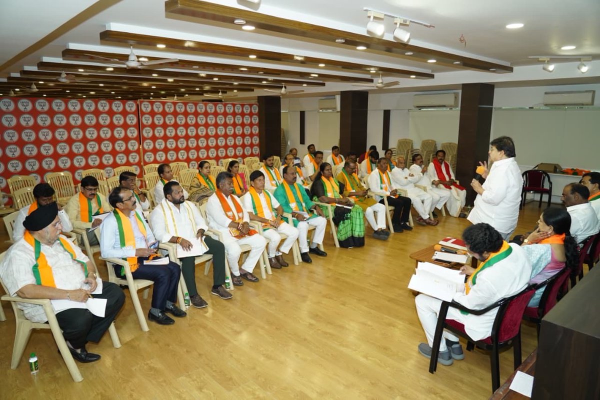 BJP4Telangana's tweet photo. బిజెపి తెలంగాణ రాష్ట్ర కార్యాలయంలో పార్టీ రాష్ట్ర అధ్యక్షులు శ్రీ @N_RamchanderRao గారి అధ్యక్షతన పార్టీ రాష్ట్ర పదాధికారుల సమావేశం నిర్వహించారు. 
ఈ సమావేశంలో రానున్న స్థానిక సంస్థల ఎన్నికల్లో అనుసరించాల్సిన వ్యూహం, పార్టీ బలోపేతం కోసం చేపట్టాల్సిన కార్యక్రమాలు, ప్రజా సమస్యల పరిష్కారం వంటి కీలక అంశాలపై చర్చించి, పార్టీ అత్యధిక స్థానాలు గెలుపొందేలా గ్రామ, మండల, జిల్లాల స్థాయిలో విస్తృత ప్రచార కార్యక్రమాలు చేపట్టాలని నిర్ణయించారు.

ఈ సమావేశంలో కేంద్ర బొగ్గు మరియు గనుల శాఖ మంత్రి శ్రీ @kishanreddybjp గారు, బిజెపి జాతీయ ఉపాధ్యక్షురాలు, ఎంపీ శ్రీమతి @Aruna_DK గారు, బిజెపి తమిళ్ నాడు సహా ప్రభారీ శ్రీ @ReddySudhakar21 గారు, శాసన సభ,మండలి పక్షనేతలు శ్రీ @maheshreddy_bjp గారు, శ్రీ ఏ.వి.ఎన్. రెడ్డి గారు, చేవెళ్ల ఎంపీ శ్రీ @KVishReddy గారు, ఎమ్మెల్యేలు శ్రీ @PayalShanker_ గారు, శ్రీ @Kvr4Kamareddy గారు, శ్రీ @MLA_RakeshReddy గారు, శ్రీ రామారావు పాటిల్ గారు, ఎమ్మెల్సీలు శ్రీ 
@AnjiReddy_BJP గారు, శ్రీ @MalkaKomaraiah గారు మరియు రాష్ట్ర పదాధికారులు పాల్గొన్నారు.