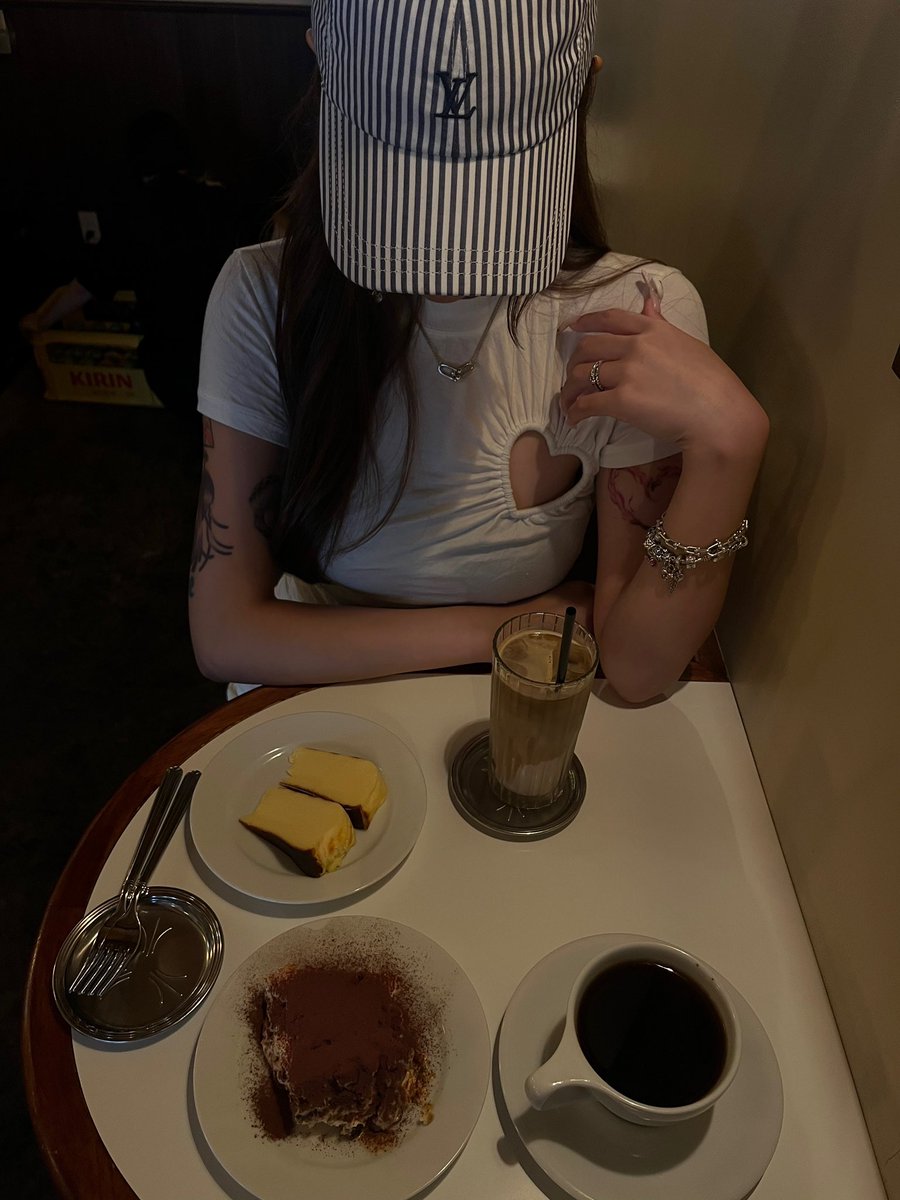 🧢🤍