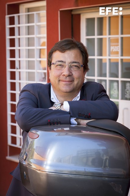EfeExtremadura's tweet photo. Guillermo Fernández Vara, fallecido este domingo a los 66 años, fue presidente de la Junta de Extremadura durante 12 años divididos en dos etapas (2007-2011 y 2015-2023) y dirigió el partido socialista en esa comunidad durante 16 años. https://t.co/mmVGBFKfkE