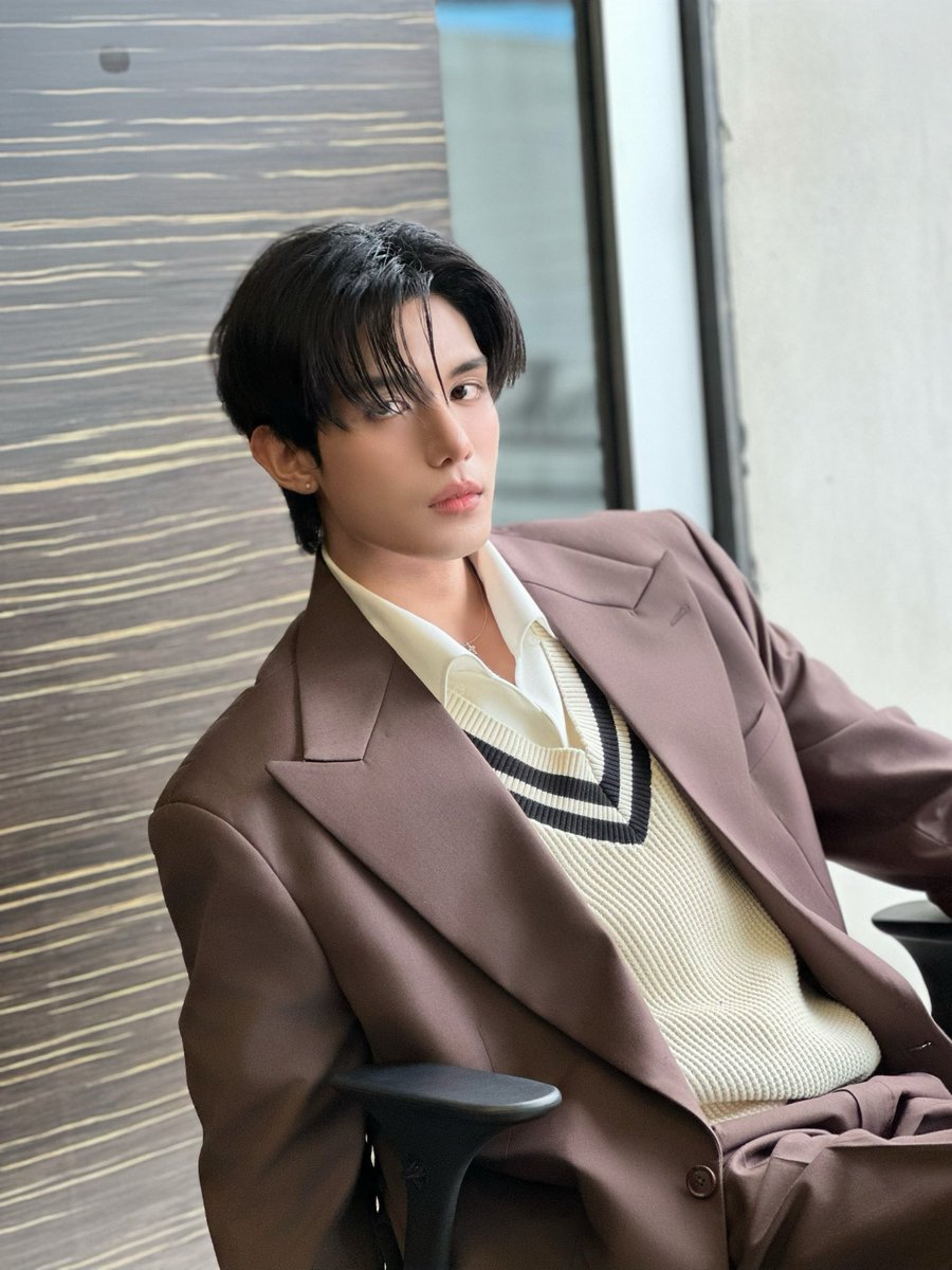 แม่แว๊นสามล้อมาหา จังหวะเปิดประตูบอกเซอร์ไพรส์ครับคุณลู๊ก แล้วฮีหันมา ปึ้ง! หล่อโซ้ะ พี่ ๆ แฮปปี้เน็ตส่งกำลังใจให้น้องลูกเยอะ ๆ นะครับ🖤
#NetSiraphopShiningDay
