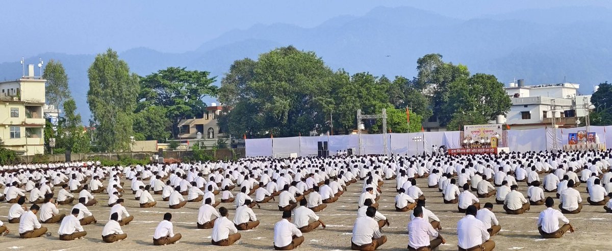 संघ चरण चल रहे, विराट राष्ट्र पुरुष के 
संघ चरण चल रहे, विराट हिंदू राष्ट्र के
संघ चरण बढ़ रहे...!

आज हल्द्वानी में संघ शताब्दी वर्ष के निमित्त आयोजित हल्द्वानी नगर के एकत्रीकरण कार्यक्रम "शताब्दी शंखनाद" में <a href="/RSSorg/">RSS</a> के माननीय सह-सरकार्यवाह आदरणीय आलोक जी का उद्बोधन प्राप्त हुआ।