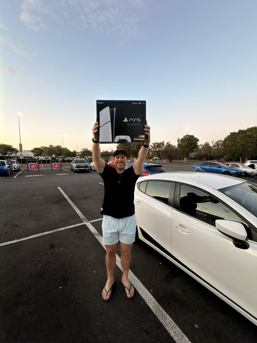 ryanfernance's tweet photo. @DMC_Ryan After being an Xbox only guy since 2002, this was the nail in the coffin. https://t.co/jLNN04Agzu
