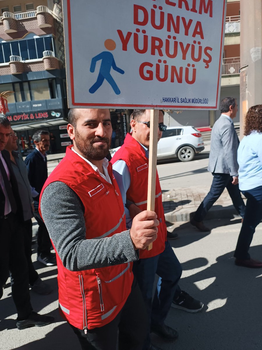 Dünya yürüyüş günü vesilesiyle bir araya gelerek yarınlara umutla attığınız adımlarla birlikte  daha güzel yarınlar için yürüdük..
@kizilay 
@fatmamericyilmaz1