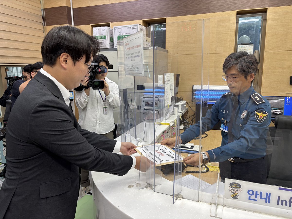 이재명 대통령에 대한 주진우 의원의 허위사실 유포, 흑색선전이 도를 넘어서고 있습니다.
국민의힘에서 추석 밥상에 올릴 거리를 찾는다지만 불량식품을 올려서야 되겠습니까?
근거 없이 진실을 호도하는 주진우 의원에 대한 고발장을 제출했습니다.