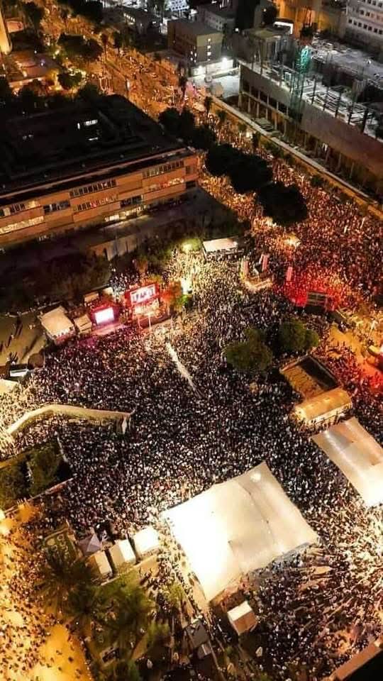 khanhalima12's tweet image. Israeli demonstrators ask Netanyahu to implement Trump’s plan and end the war on Gaza.