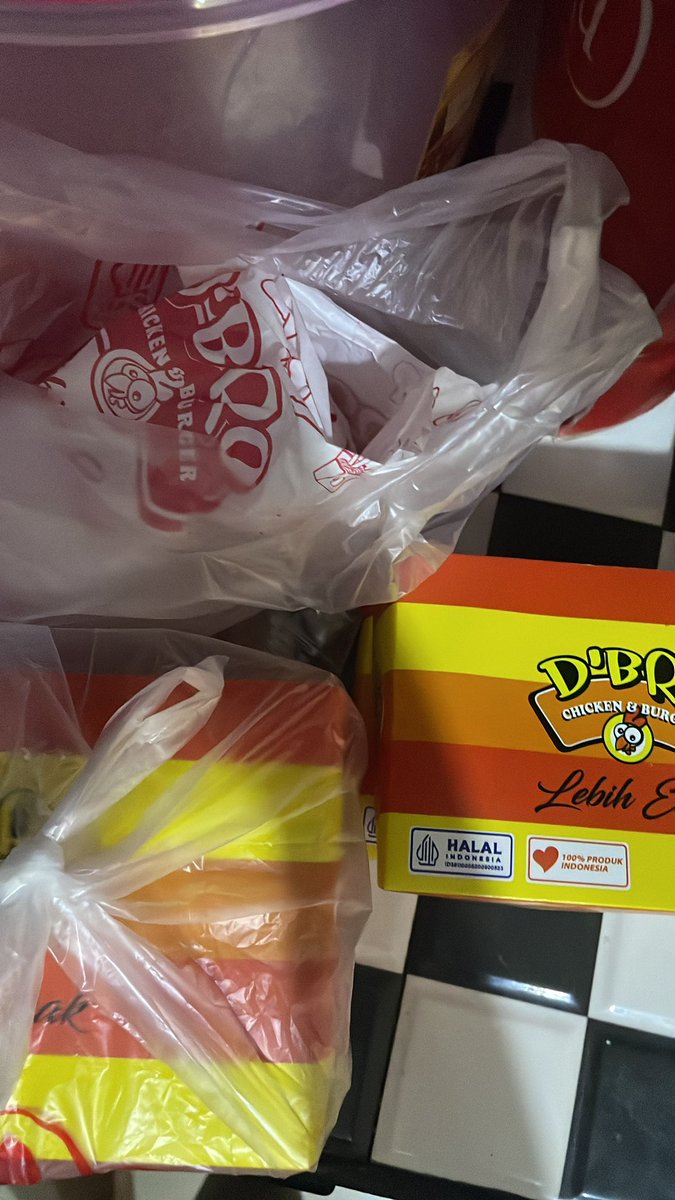 awal beli ayam + minum dgn topokki buat cemilan aja. dannnn udh masak nasi banyak, tbtb pas dateng malah 5 nasi + 4 ayam.
terus toppoki sama esteh gue kemanaa? ini malah jdi disuruh makan nasi banyak amat 😩