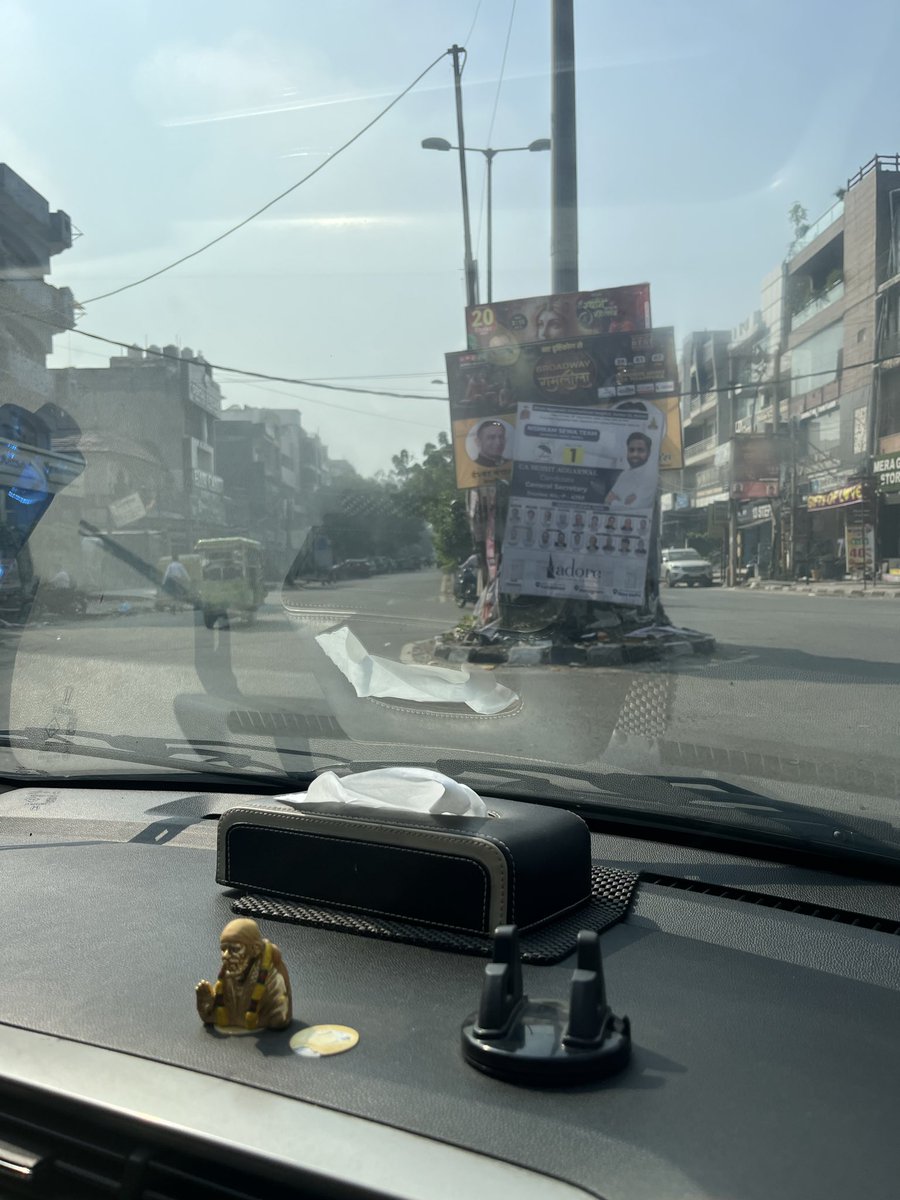 V1SHALSETHI's tweet photo. @dtptraffic @rjginnie These boards are blocking view of Traffic lights causing confusion and chaos 
these boards should be removed immediately and FIR should be filed for against these people for endangering lives 
harsh vihar crossing pitam pura https://t.co/To8ke6uKK0