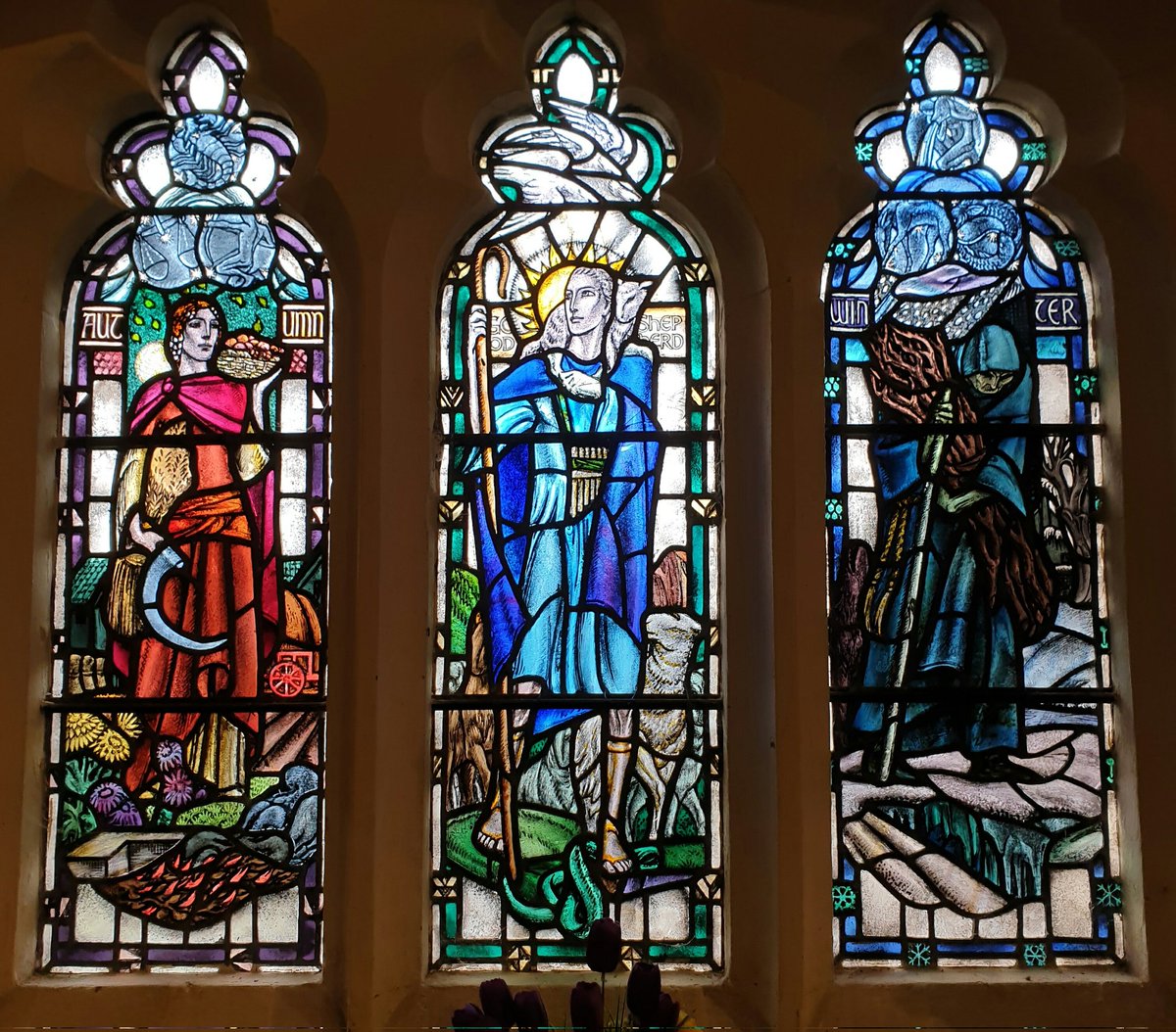 churchartnature's tweet image. Blunsdon St Andrew holds several beautiful windows. This, by Douglas Strachan is amongst the best. The Good Shepherd flanked by Autumn and Winter, together with zodiacal signs. #ArtsandCrafts 
#stainedglassSunday #Wiltshirechurches