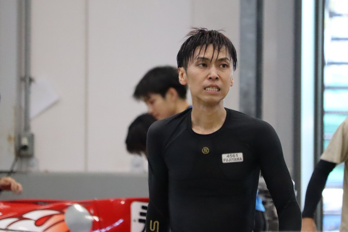 ◤長崎新聞社杯 初日◢

/／
本日より4日間の短期決戦で開催‼
\＼

オープニングの第1R🚣
チルト3度の4⃣号艇 #藤山翔大 選手が
3コースからまくり、1着でした🤩✨

つい先ほどレースが終わったばかりだとは思えないくらい、レース後はすぐに装着場に戻り自分のボートを拭く姿もみられました👀