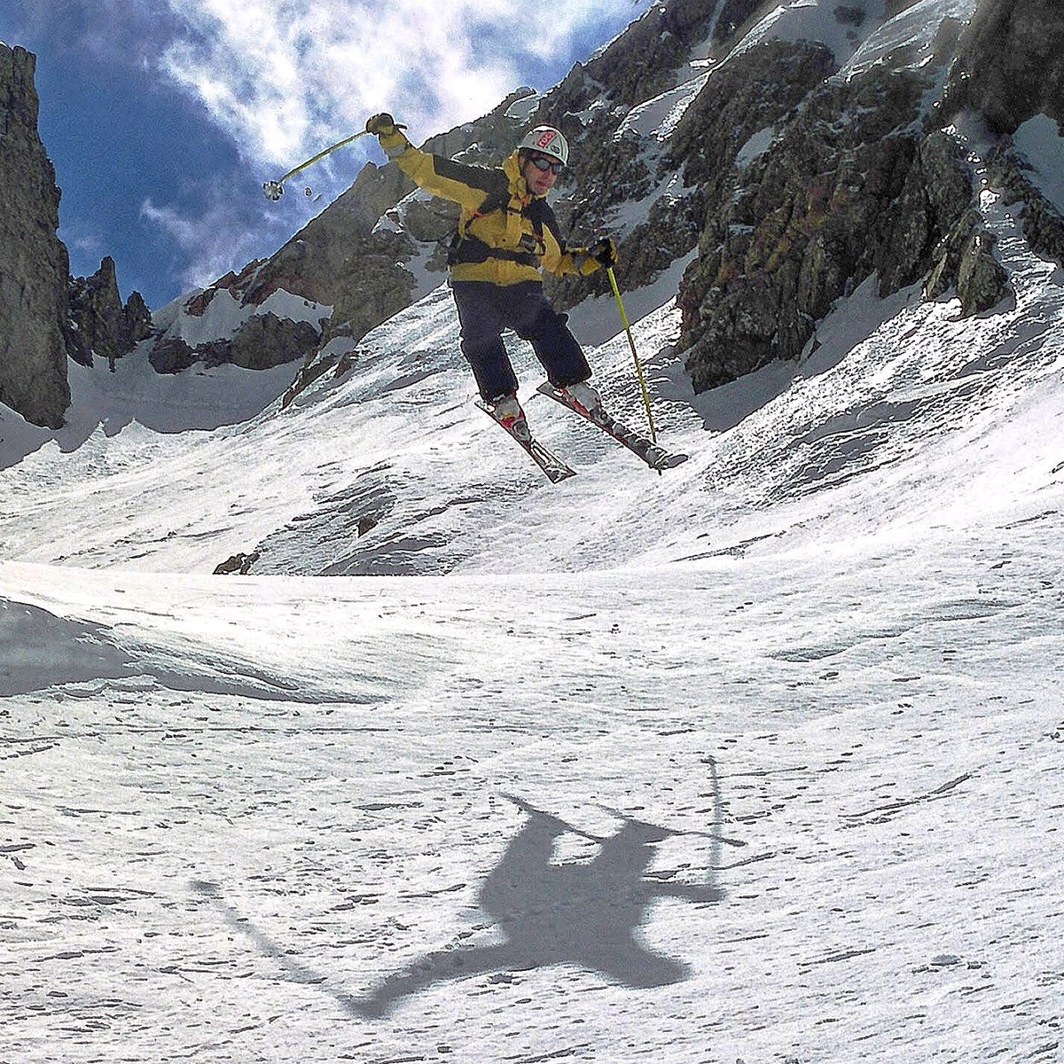 #RETROSUNDAY 2000. Durante 15 años Eneko se dedicó al esquí extremo, en esta ocasión esquiando la canal ancha de Peñatelera en estilo rapido freeride, no muy de moda en esa época. 🤓🕺⛷️
#ski #freeride #peñateñera #jump #poubros #memories #retro 

<a href="/thenorthface/">The North Face</a> <a href="/turismogc/">GranCanaria.com 🌴☀️</a>