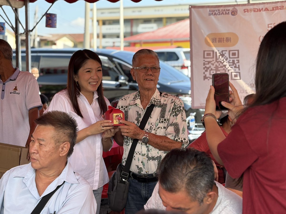 Menyambut Kuih Bulan bersama penduduk setempat di Kampung Baru Puchong Batu14 pagi ini. Kami juga membuka kaunter bergerak untuk membantu penduduk setempat yang berumur 50 tahun ke atas atau OKU bagi pendaftaran Khairat Darul Ehsan (KDE).