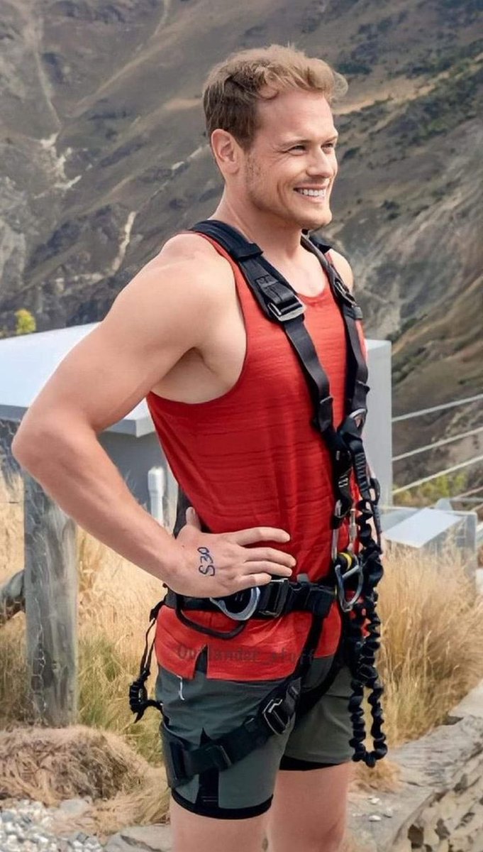 Graham_McTPS's tweet image. He said it would be fun.
Next thing I know, I’m standing on the edge of a cliff, questioning every life choice I’ve ever made.
Look at that smug face, he lives for this kind of torture.
#MenInKilts #AdventureWithHeughan #SendHelp